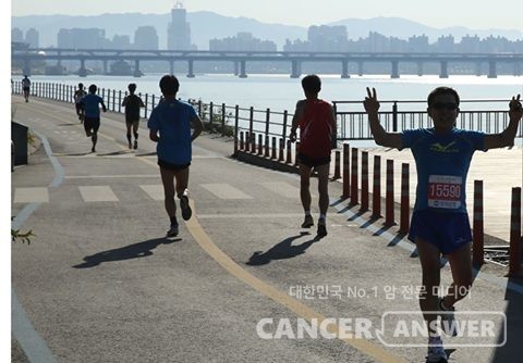 마라톤 같은 장거리 달리기는 힘든 운동이다. 그렇지만 왜 자기 돈을 내면서까지 뛰는 것일까. 아주 놀라운 만족감을 주기 때문이다. 몸이 깨어나는 느낌, 몸의 활성화, 이것이 마라톤의 첫번째 선물이다.