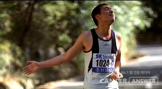 영화 '말아톤'의 결정적인 한 장면. 자폐아인 초원이가 햇살과 바람을 느끼며 황홀한 표정으로 달리고 있다. 이 대목에서 그가 러너스 하이를 느꼈는지는 알 수 없지만, 이런 황홀함, 쾌감이 마라톤이 주는 선물이다.