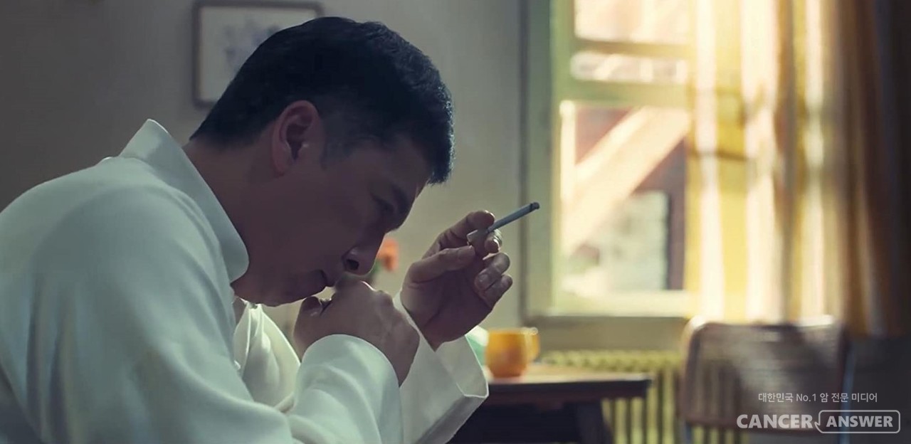 심장을 위협하는 요소들에 포위된 삶을 살아가는 현대인들. 스트레스를 흡연과 음주로 푸는 등 건강위해 요소는 점점 강해져 간다. 건강한 심장을 위해 금연은 필수적이다. 사진은 영화 '엽문4'의 흡연 장면. / imdb.com