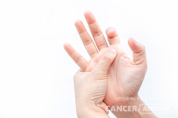 당뇨병 환자 혈액의 포도당 농도가 높아 혈액 자체의 점성이 높은데 이 때문에 혈액순환 등의 문제로 손발 떨림 현상이 나타나기도 한다. /게티이미지뱅크