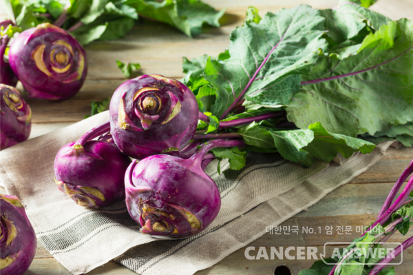 아삭아삭한 식감을 가진 콜라비의 '설로라판' 성분은 암세포의 성장을 억제한다. /게티이미지뱅크
