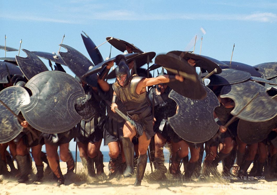 모든 나라에서 그랬듯 고대 그리스의 전쟁에도 달리기는 필수적 요소다. 영화 '트로이'의 한 장면에서 거세게 달려 돌진하고 있는 그리스 병사들. / imdb.com