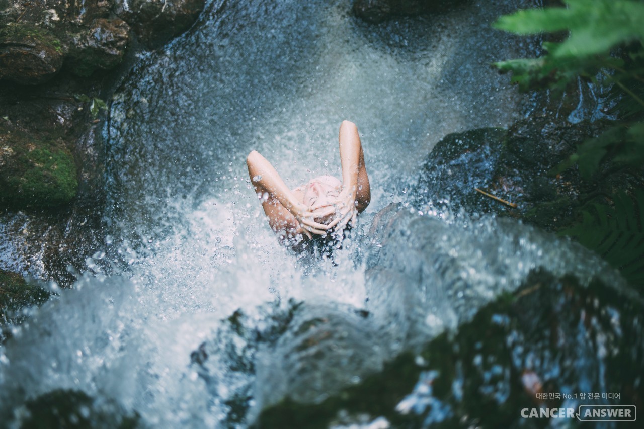 시원한 물줄기를 맞는 것만으로도 피부자극을 통해 혈액순환이 좋아지고 피부에 보습효과를 주는 등 건강에 도움이 된다. / unsplash