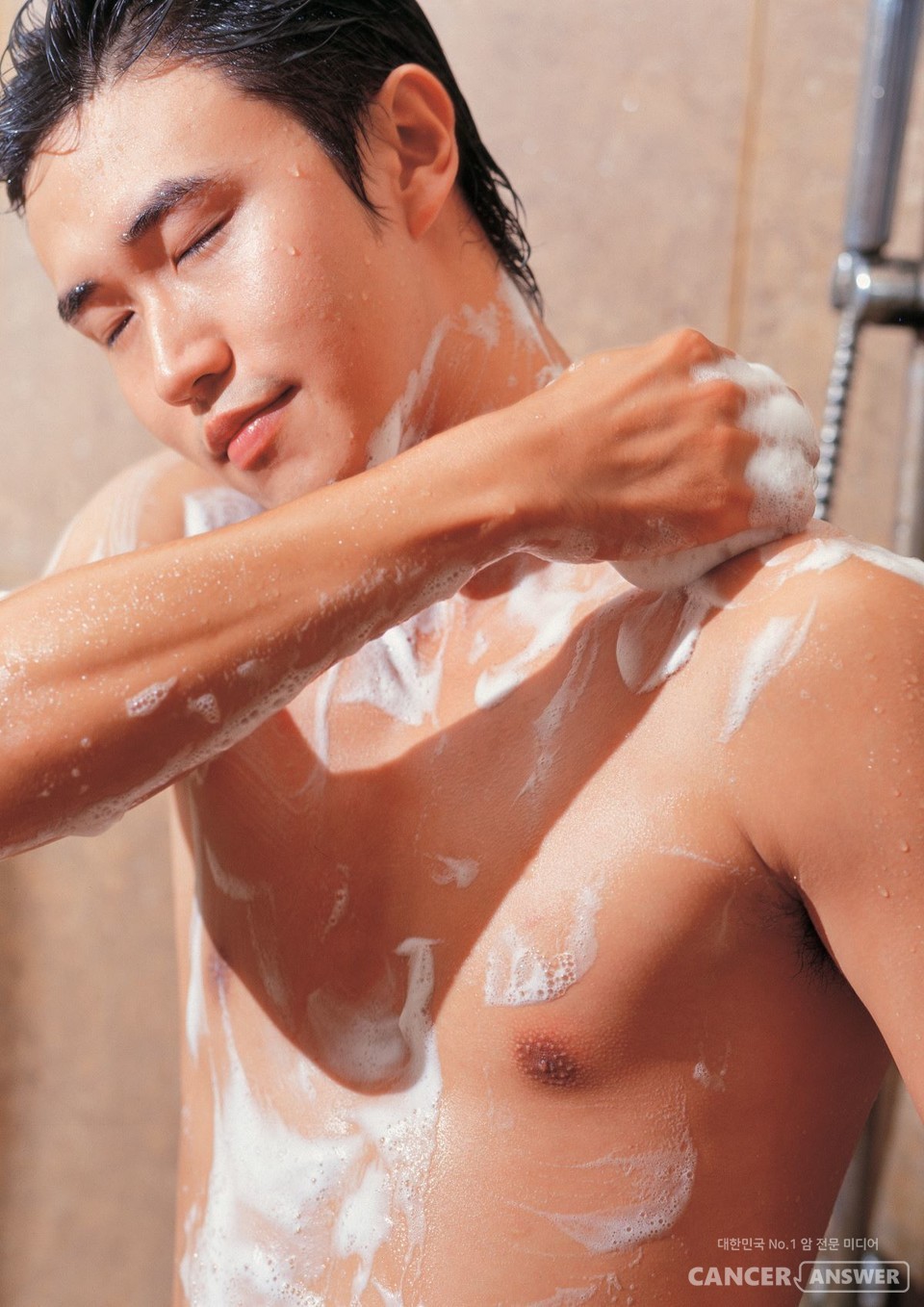 어깨를 씻을 때 씻기만 하지말고 조금 힘을 주어 어깨를 주물러 주면 그 어깨의 마사지 효과와 반대쪽 어깨의 스트레칭 효과를 얻을 수 있다./ 게티이미지뱅크