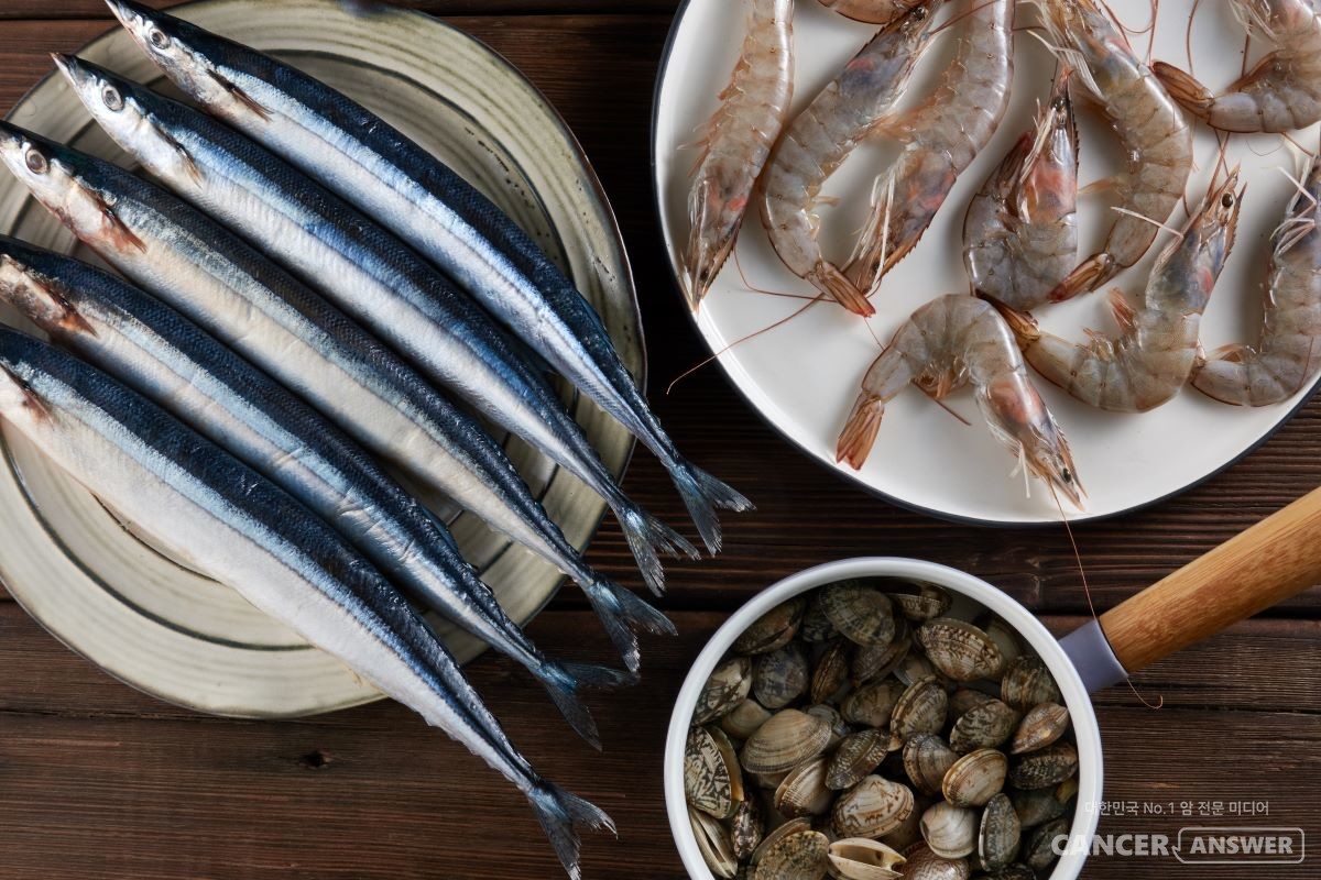 건강하게 영양을 보충하는 가장 좋은 방법은 역시 제철 과일, 제철 음식을 챙겨 먹는 것. 수확의 계절 가을에 나오는 과일과 고등어 꽁치 대하 같은 수산물들은 영양의 보물창고다./ 게티이미지뱅크