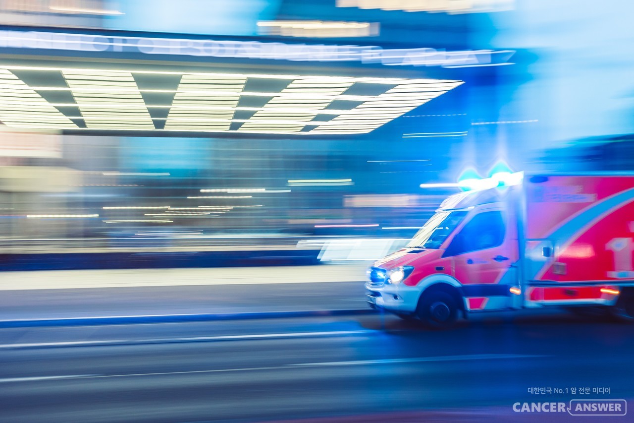 심근경색이 발생하면 즉시 구급을 요청하고 환자를 안정시킨 상태에서 심장 마사지나 인공호흡을 통해 생명을 유지해야 한다./ Unsplash