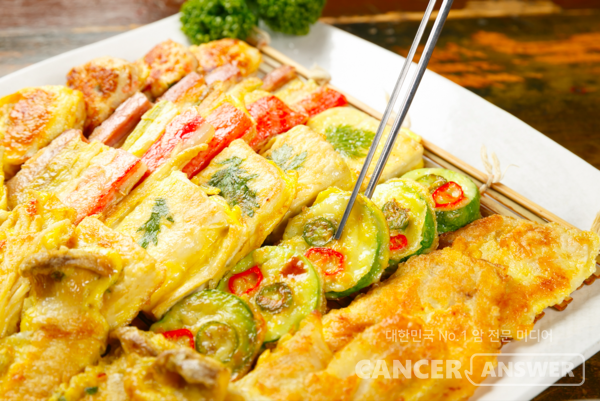 추석에는 과식, 과음하기 쉽고, 특히 기름진 음식을 많이 먹기 때문에 소화기계 질환이 생길 위험이 높다. /게티이미지뱅크