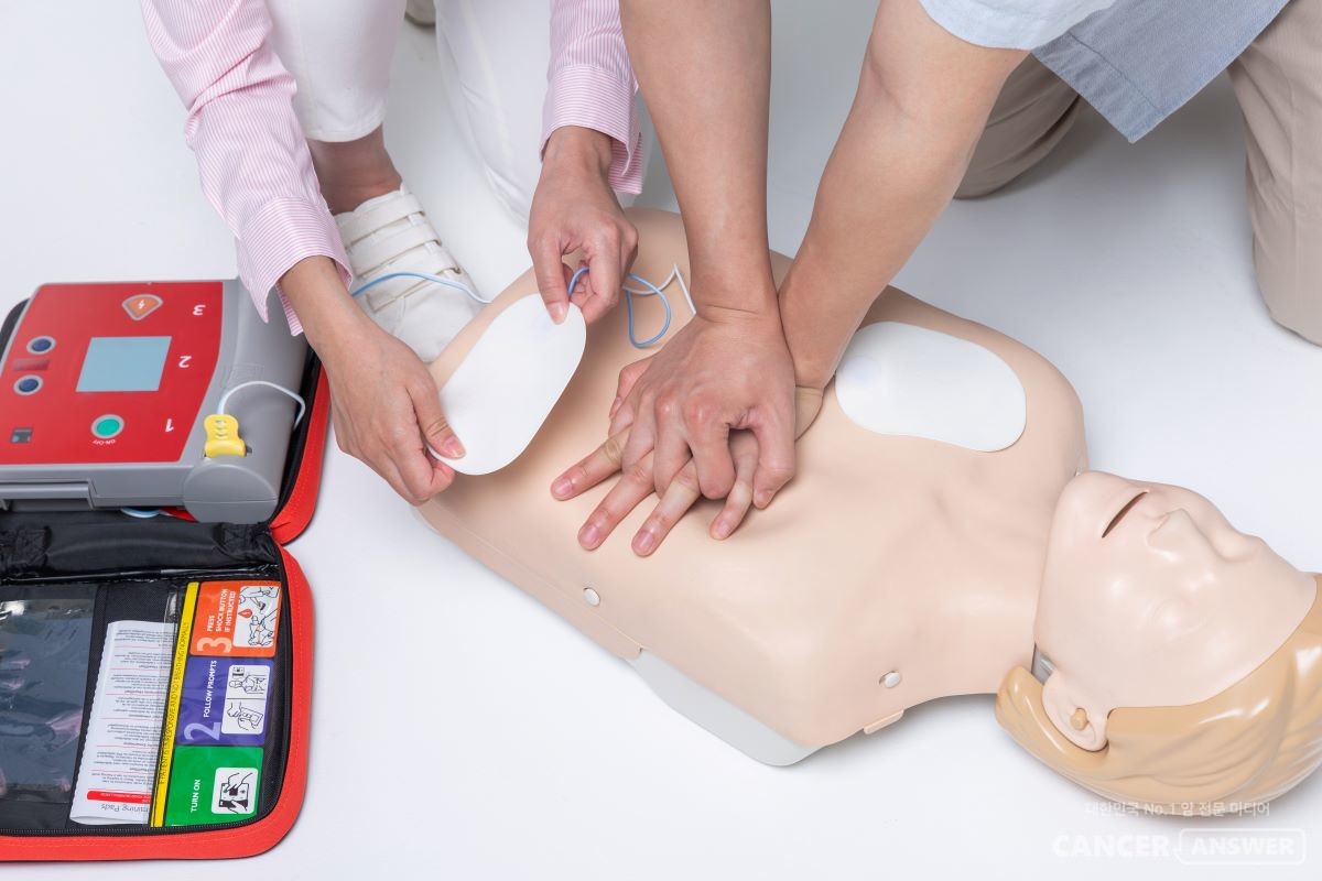 부정맥 진단을 받으면 심장마비 때 사용하는 제세동기 같은 기기를 수술로 체내에 이식하는 등, 인공기기를 이용해 이상박동이 생길 때 심장을 자극해 정상으로 되돌린다. / 게티이미지뱅크'