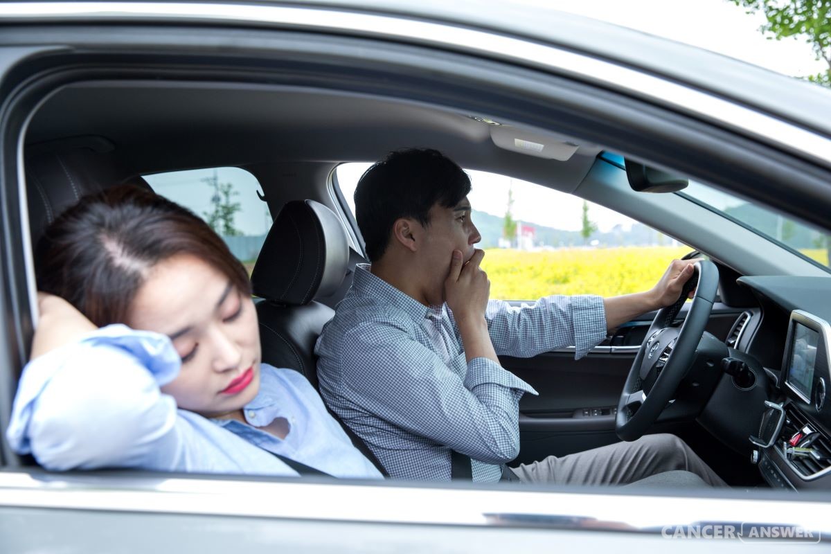 건조하고 정체된 공기 속에서 가만히 앉아있는 장거리운전을 하면 자주 졸리게 된다. 몸도 굳어지게 마련. 틈틈이 스트레칭을 해 몸상태를 다잡아주는 것이 좋다. / 게티이미지뱅크