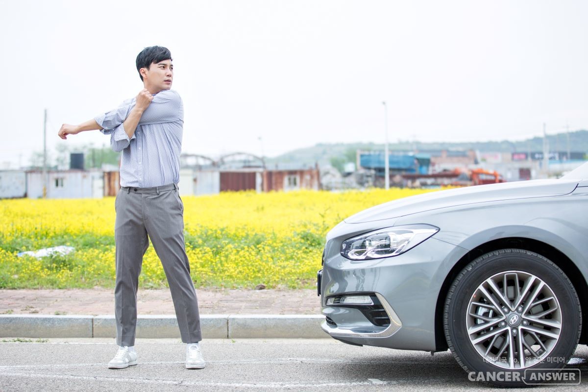 차 안에서도 움직일 수 있는 한 최대한 스트레칭을 해야 하지만, 부족할 수밖에 없다. 휴게소에서 잠깐 쉬는 시간, 온몸을 풀어주는 스트레칭 기회로 삼아야 한다. / 게티이미지뱅크