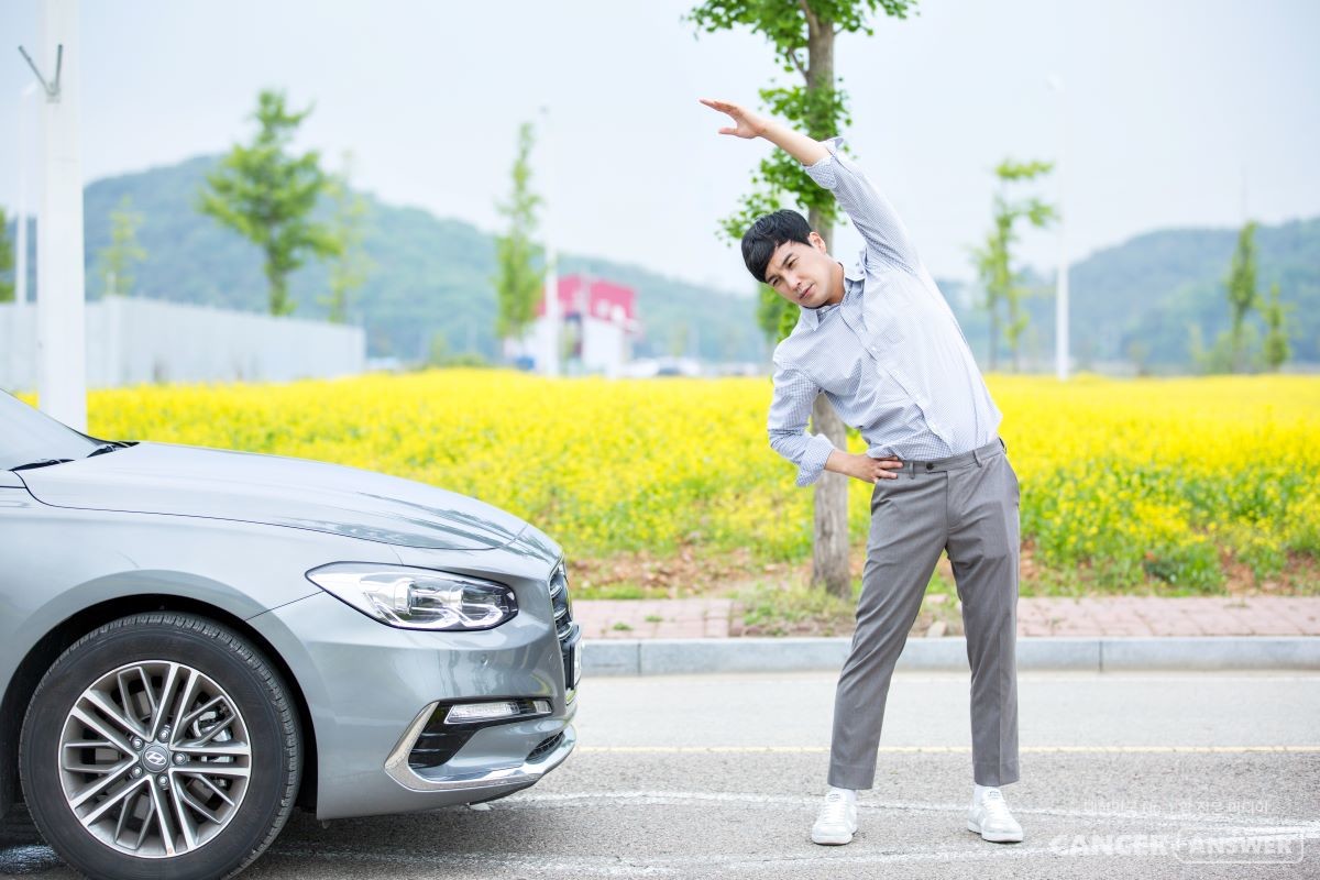명절과 장거리 운전은 뗄래야 뗄 수 없는 사이. 피할 수 없는 긴 시간 운전, 가능하면 차 안에서도 차 밖에서도 시간 날 때마다 스트레칭을 해주는 것이 안전운전을 위해 좋다. / 게티이미지뱅크