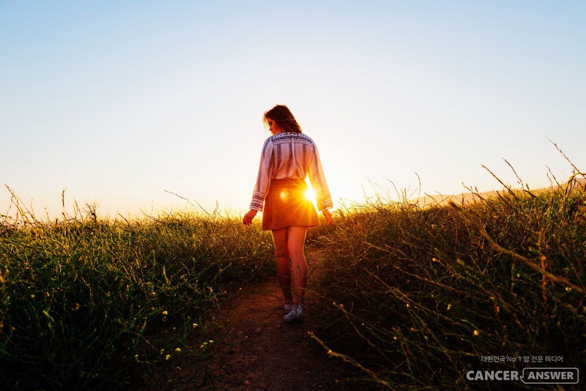 시골을 찾았다면, 아침 일찍 일정한 시간에 일어나 마을을 한바퀴 산책하자. 모처럼의 시골풍경도 즐기고 건강도 챙길 수 있는 좋은 방법이다. / Unsplash