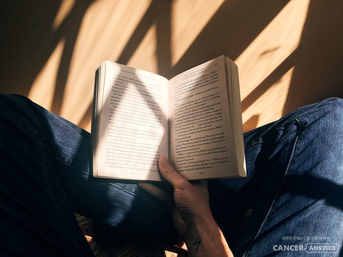 가을은 독서의 계절. 모처럼 찾아온 긴 연휴 동안, 그동안 밀쳐두었던 좋은 책을 선택해 끝까지 독파해 보자. 지식과 지혜도 얻지만, 건강과 성취감이라는 부수적 효과도 상당히 크다./ Unsplash