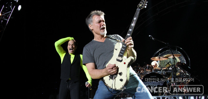 전설적인 기타리스트 에디 반 헤일런이 후두암으로 숨졌다. 그는 기타 피크를 입에 무는 습관 때문에 혀암이 생겼다고 주장했는데, 전문가들은 약물과 알코올, 흡연 습관이 암을 가져왔을 것이라고 보고 있다. / cancer health 인터넷판