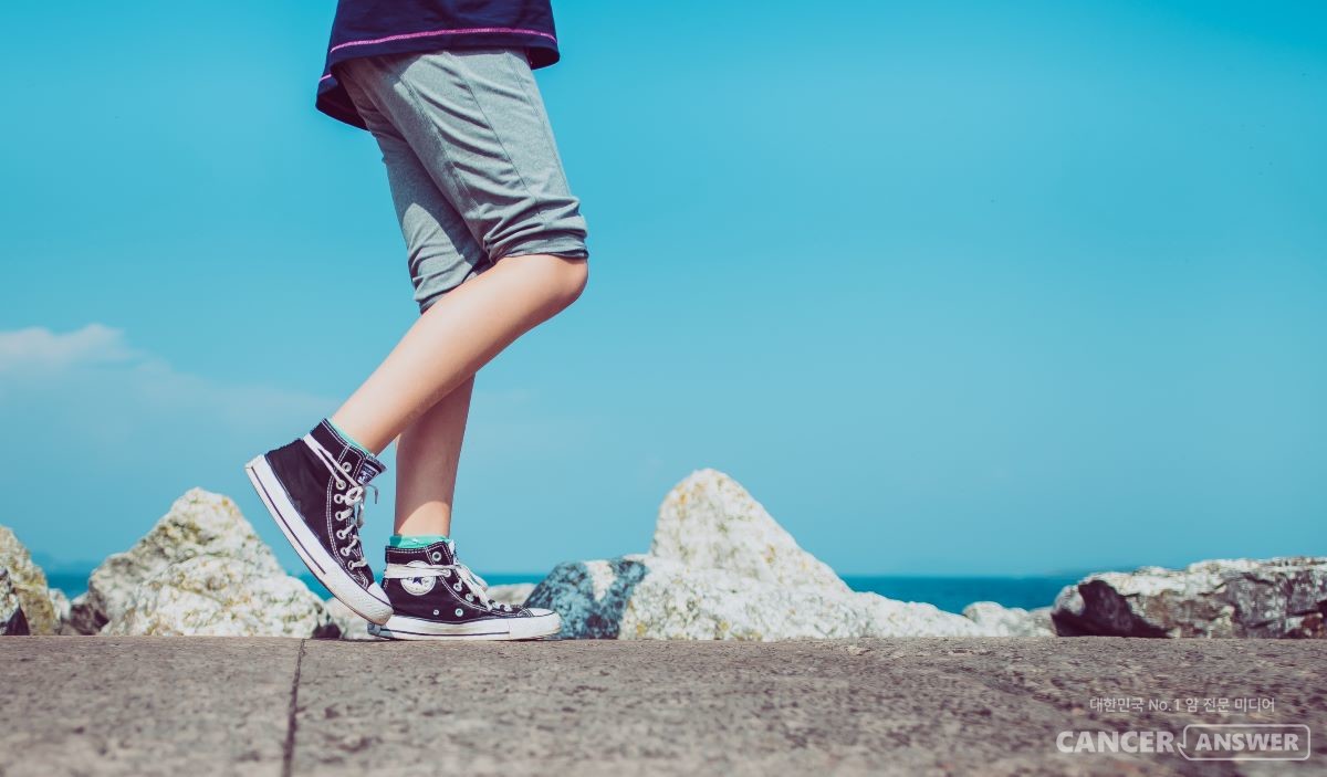 관절을 보호하기 위해서는 평소 바른 자세를 유지하고 걷는 것이 좋다. 구부정한 자세나 관절에 부담이 되는 방법으로 물건을 드는 것은 금물. / Unsplash