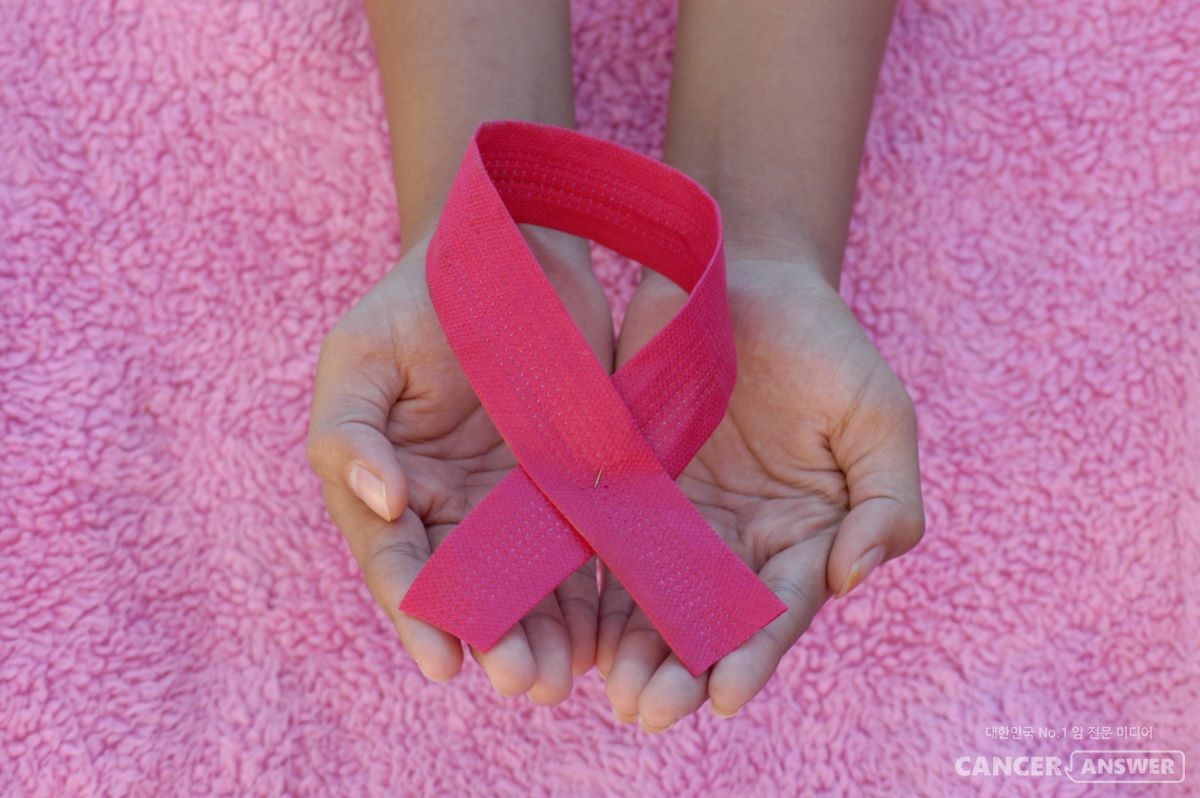 10월은 유방암의 달. 각종 행사에 등장하는 핑크리본은 삶에 대한 열정의 상징이다. / Unsplash