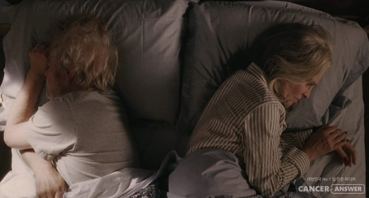 인생의 상처를 안고 살아가는 노부부에게 찾아온 아내의 치매. 그리고 그 후에 겪게 되는 또 다른 갈등을 다룬 영화 '어웨이 프롬 허'의 한 장면. / imdb.com