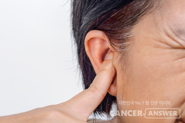 남들에게는 들리지 않는 소리가 본인에게만 들리는 이명. 이명은 돌발성 난청이나 노인성 난청, 뇌수막종 같은 질환에 의해서도 생긴다. /게티이미지뱅크