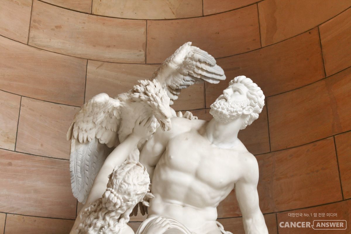 인간에게 불을 선물하고 신의 노여움을 사 독수리에게 간을 쪼아먹히는 형벌을 받는 프로메테우스 조각상. 19세기 조각가 에두아르트 뮐러의 작품. / Unsplash