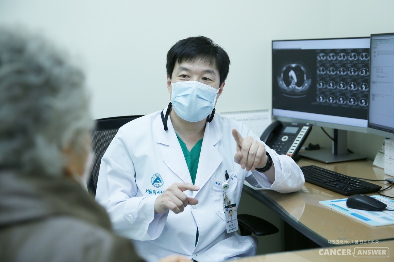 진료실에서 80대의 조기폐암 여성환자를 검진하고 있는 최창민 서울아산병원 호흡기내과 교수. / 서울아산병원 제공