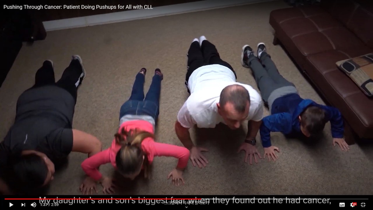 9개월간의 푸시업을 마치는 날, 온 가족이 함께 마지막 푸시업을 하고 있다. / 유튜브 pushing through cancer