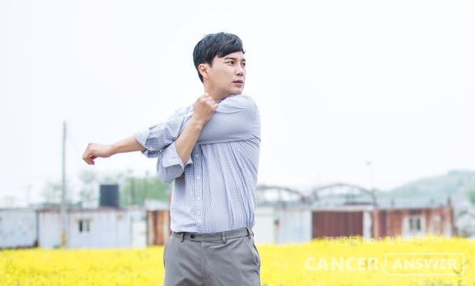 같은 자세로 오랫동안 일하면 관절에 부담이 된다. 김장 틈틈이 자주 스트레칭을 해주는 것이 좋다. / 게티이미지뱅크