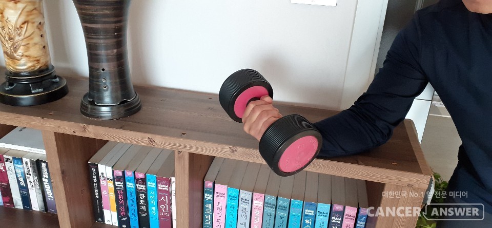 손목은 평소 끊임없이 일하는 관절이다. 거기에 힘까지 가해야하는 김장은 자칫 손목부상으로 연결될 수 있다. 미리 손목을 충분히 풀어주면 좋겠다.