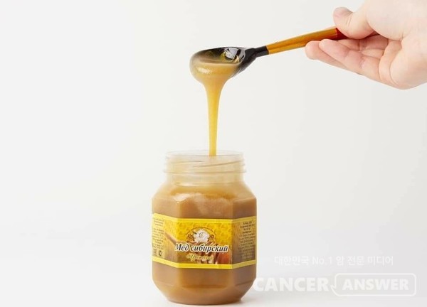 천연꿀에는 페놀산,플라보노이드,비타민, 미네랄 등 환절기 건강에 좋은 성분이 가득하다. 세계적으로 손꼽히는 천연꿀에는 마누카꿀, 시베리아 알타이꿀 등이 있다. 사진은 알타이지역에서 생산되는 시베리아 피나무꿀.