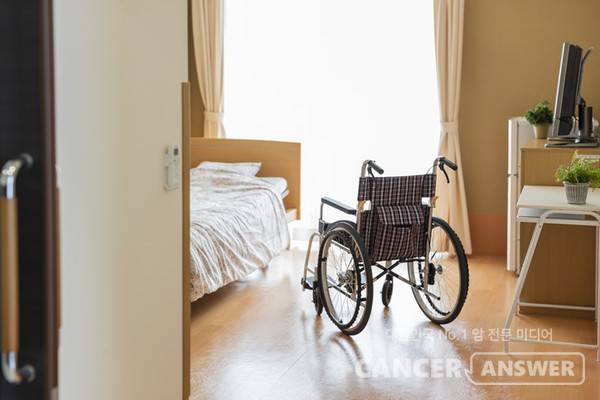 수술 받고 첫날부터 폐 협착 예방을 위해 불기를 했다. 욕이 나왔지마 아픈 배를 움켜 쥐고 했습니다./게티이미지뱅크 