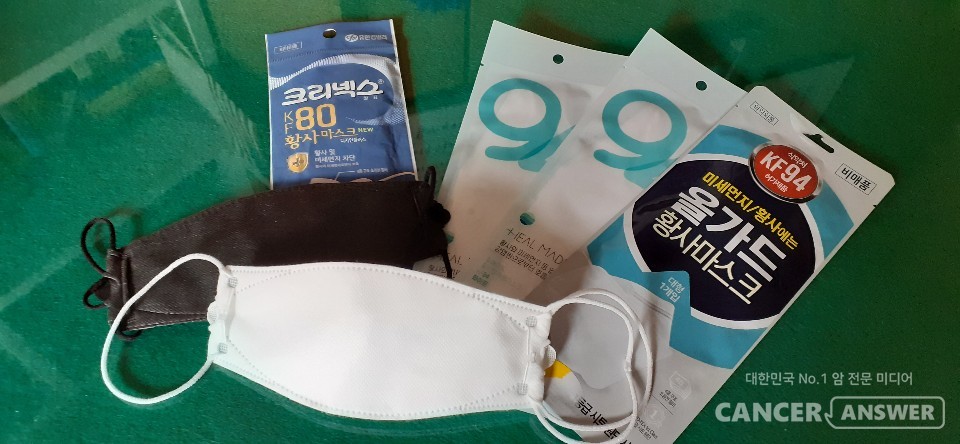 13일부터 시행되는 마스크 착용 의무화, 1.5단계로 거리두기가 상향되면 더욱 철저히 지켜야 할 것이다. 독감과 황사까지 대비해야 하니, 건강을 위해서도 착용하는 습관을 갖는 것이 좋다.