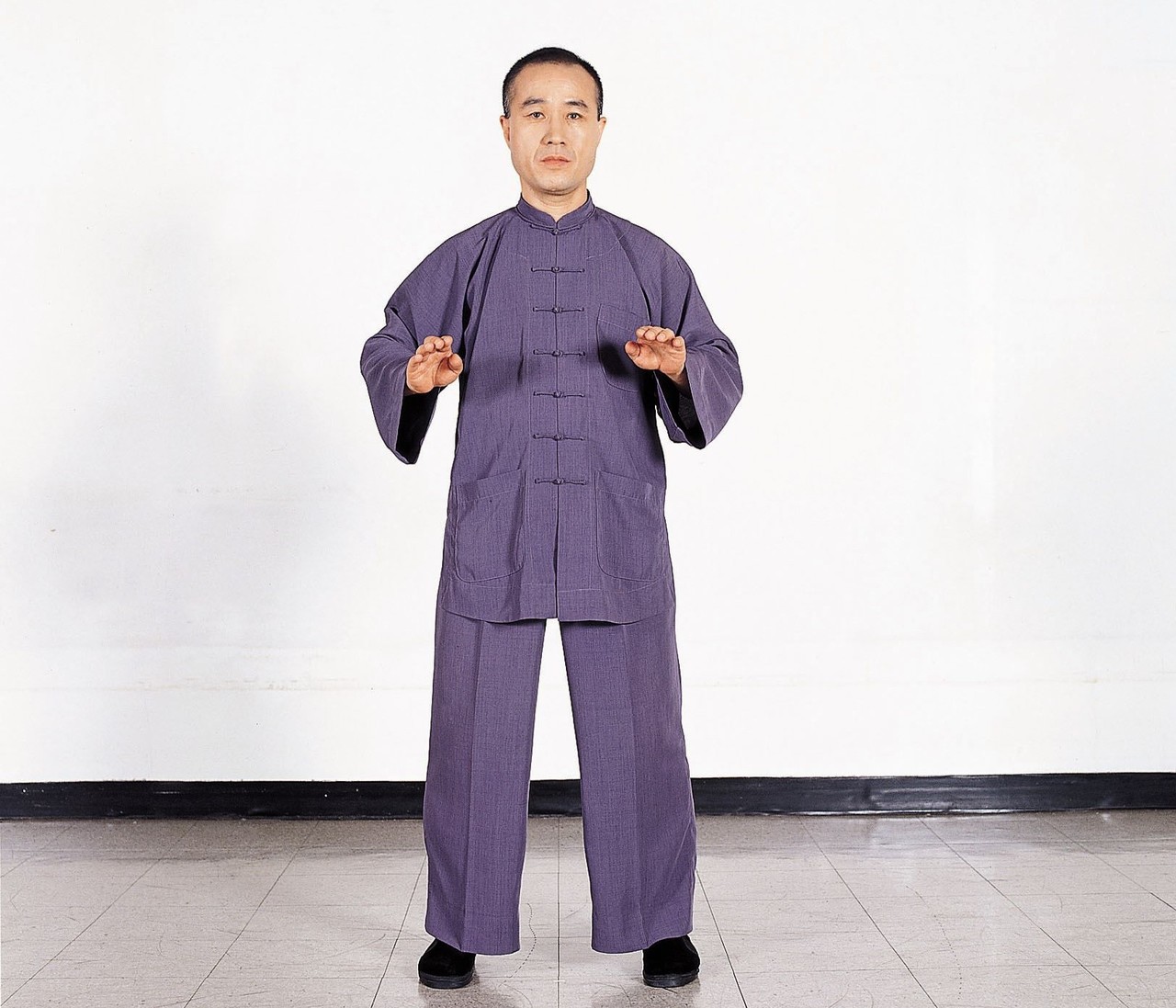 태극권의 가장 기본이 되는 동작 중 하나인 기침단전. 온몸의 힘을 빼고 정신을 단전에 가라앉혀 본격적인 수련을 할 수 있는 심신상태를 만든다.