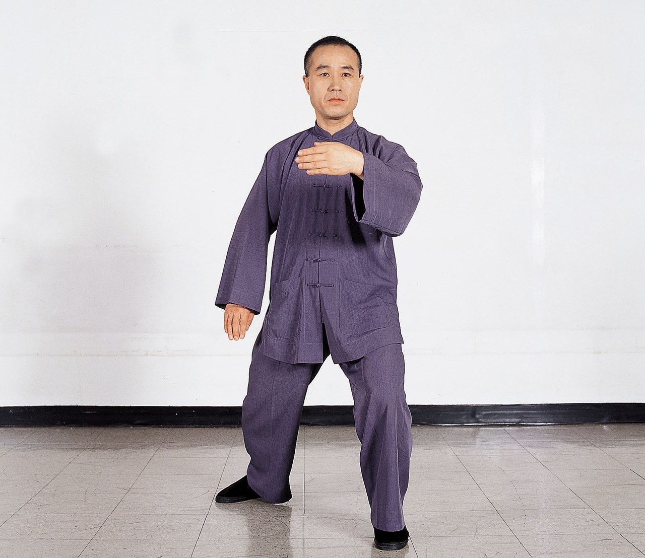 온몸의 균형을 맞추며 기의 흐름이 왼발에서 오른손으로 연결되고, 오른발과 왼손이 연결되게 한다.