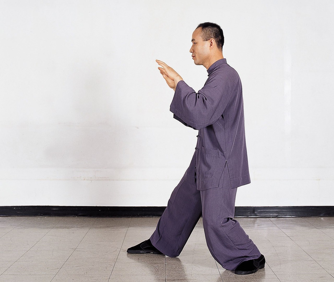 기운을 축적해 앞으로 쏘아나아갈 준비를 하고 있다. 힘이 아니라 경을 쏘아야 작은 힘으로 큰 힘을 이겨낼 수 있게 된다.