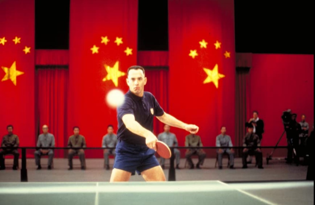포레스트 검프는 탁구공에서 눈을 떼지 말라는 코치의 말을 실천해 계속 탁구를 치다 미국을 대표하는 선수가 된다. 핑퐁외교의 주인공이 되기도 한다. / imdb.com