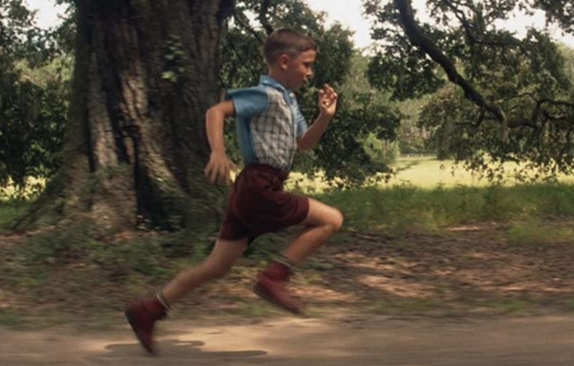 못된 아이들이 포레스트를 괴롭힐 때, 제니가 외친다. "뛰어, 포레스트, 뛰어!" 그 이후 포레스트는 계속 뛰었다. / imdb.com