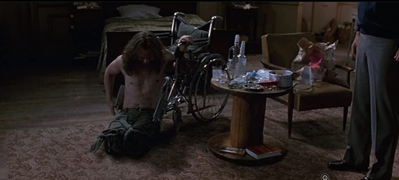 두 다리를 잃고 절망에 빠진 댄. 그를 구해낸 포레스트를 저주하지만, 마침내 그의 순수함을 인정하고 자신의 삶을 바꾼다. / imdb.com