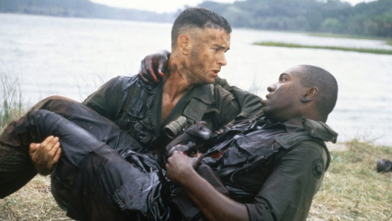 포레스트의 엄마는 "너의 재능으로 최선을 다하라"고 가르친다. 그래서 그는 최선을 다해 뛰었다. 축구도 하고, 전쟁도 하고, 많은 목숨도 구한다. / imdb.com