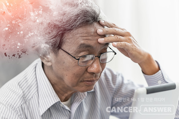 기억력이 떨어진다고 느낄수록 치매 위험이 증가하며, 우울 증상이 함께 있는 경우 더욱 주의가 필요한 것으로 나타났다. /게티이미지뱅크