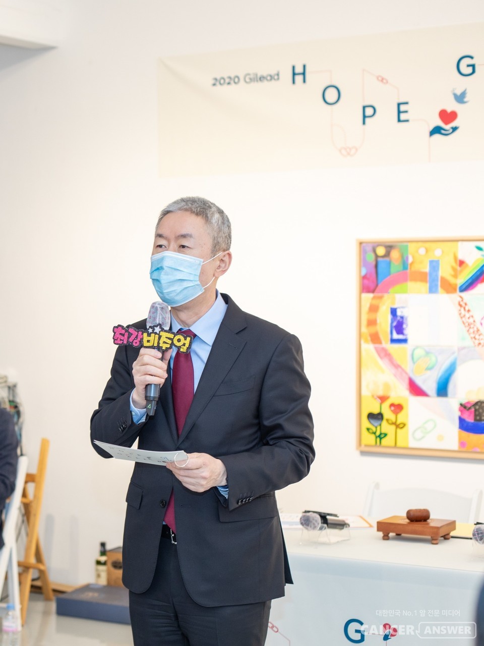 이승우 길리어드사이언스코리아 대표가 4일 서울 종로구 소재 ‘갤러리 그림손’에서 개최된 길리어드 사이언스 코리아의 ‘2020 희망 갤러리 - 이음: Connecting Minds’에 참석해 인사말을 하고 있다. / 길리어드 사이언스 코리아 제공