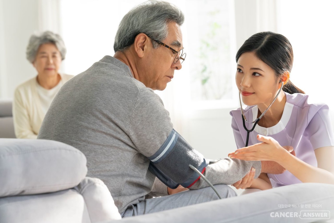 평소 혈압을 측정하고 운동을 하는 등 고령자의 혈압을 적절한 수준에서 유지하는 것이 혈관성 치매를 비롯한 각종 질병을 예방하는데 도움이 된다. / xframe
