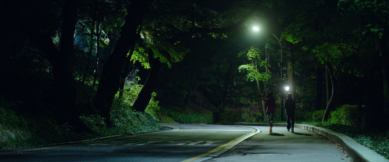 홀로 뛰는 자신과의 싸움이 달리기이지만, 세상에 열려있고, 가끔은 동반자도 있어 공존의 아름다움도 느낄 수 있다. 혼자이거나 둘인, 몸과 욕망의 어우러짐이 있는 영화 의 한 장면.