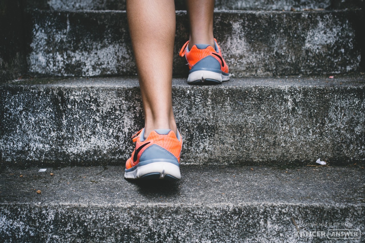 계단을 걸어 오르는 것은 매우 좋은 운동이지만, 상당히 힘들기 때문에 관절에 문제가 있거나, 호흡이 힘든 사람은 삼가는 것이 좋다. / Unsplash