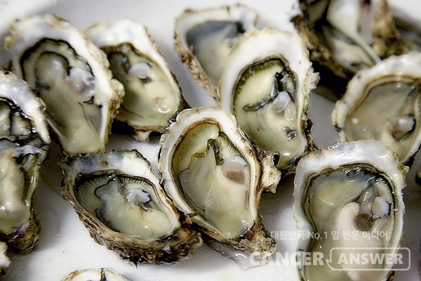 노로바이러스는 굴과 같은 어패류 섭취 시 주의해야 하며, 특히 노약자는 가열 조리해 먹는 것이 안전하다.