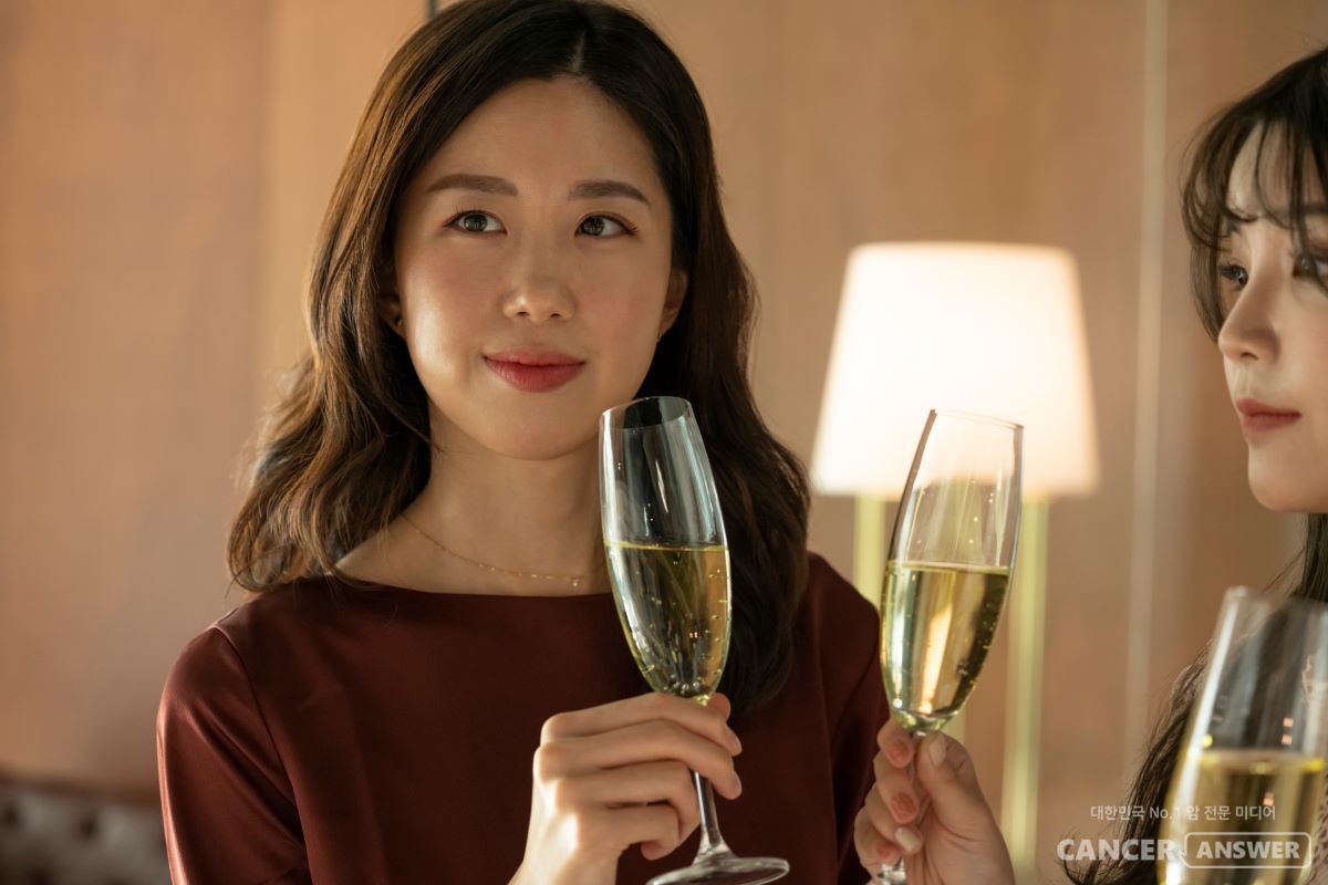 밖에서 모임을 갖기 어려운 요즘, 집에서 파티를하는 등 '홈술족'이 늘고 있다. 다만 집에서 술을 마실 때 건강한 원칙을 갖고 있지 않으면 자칫 과음으로 이어질 수 있으니 주의하자. / xframe