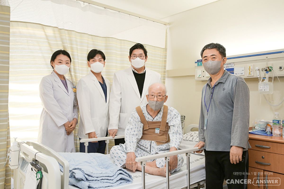 100세의 고령인데도 폐암 절제수술을 받은 김영원 씨. 가족-의료진과 함께 기쁨을 나누고 있는 김 씨는 수술 4일만에 건강하게 퇴원했다고 중앙대병원이 밝혔다. / 중앙대병원 제공