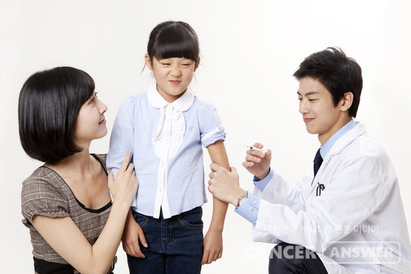 주사를 맞을 때 웃으면 통증이 40%나 준다는 미국 연구 결과가 있다./게티이미지뱅크