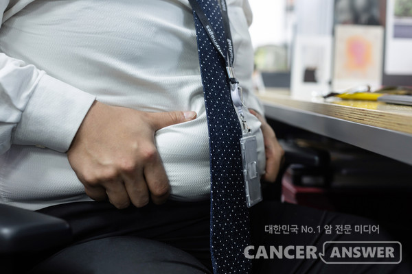 비만은 대장암을 비롯한 각종 암의 원인으로 지목되고 있다. 비만이 대장암 위험을 높이는 지표가 남과 여에 차이가 있다는 연구결과가 발표됐다. / 게티이미지뱅크