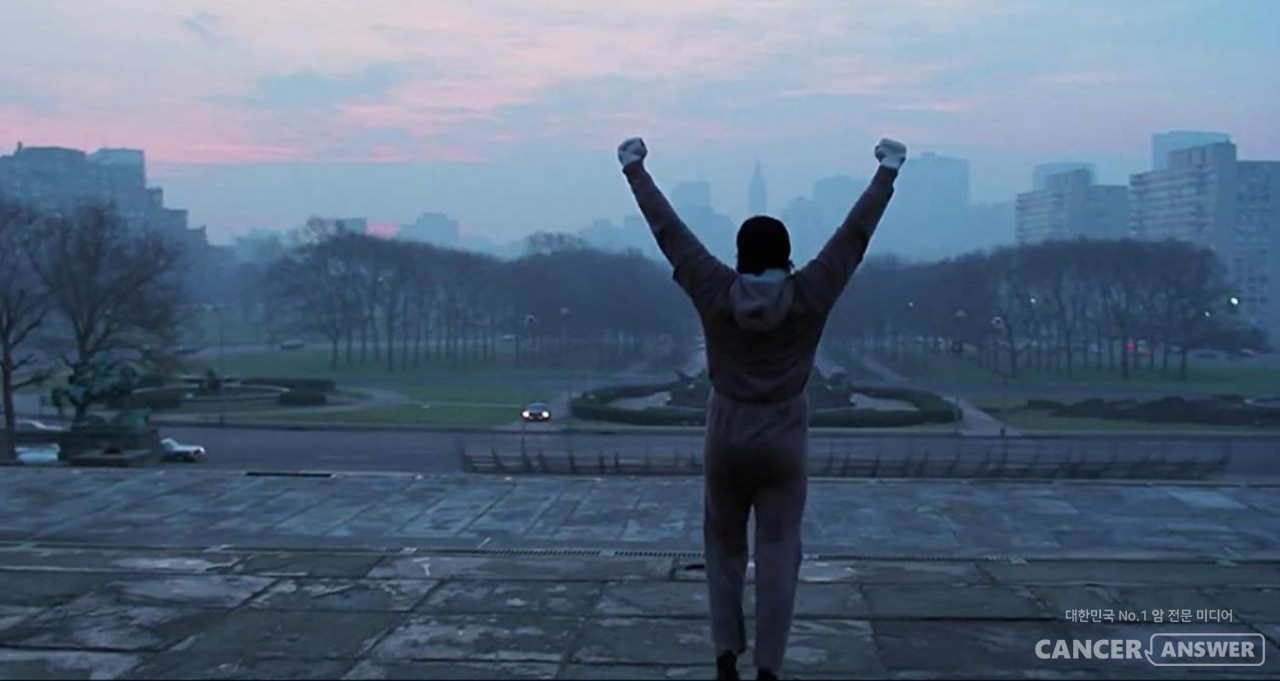 영화사에 길이 남을 명장면 중 하나로 꼽히는 록키의 필라델피아 미술관 앞 계단 달리기. 그냥 사진만 봐도 주제음악이 떠오르고, 길에 나가 마구 달리고 싶은 욕망이 끓어오른다. / imdb.com