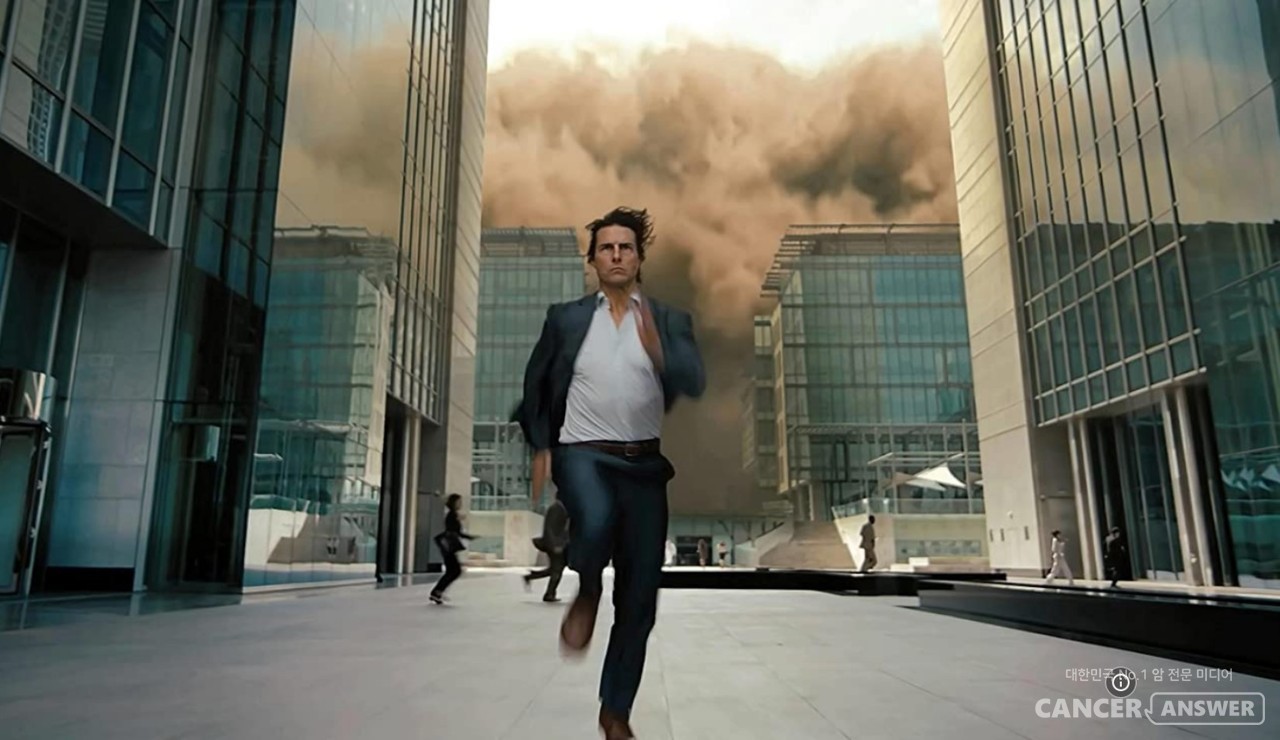 톰 크루즈는 정말 잘 뛰는 배우다. 많은 영화 속에서 그는 아주 진지하고 빠르게 오랫동안 뛴다. 너무 열심히 뛰어서 보는 사람이 숨찰 정도다. 특히 '미션임파서블 4'에서 보여준 달리기는 인상적이다. / imdb.com