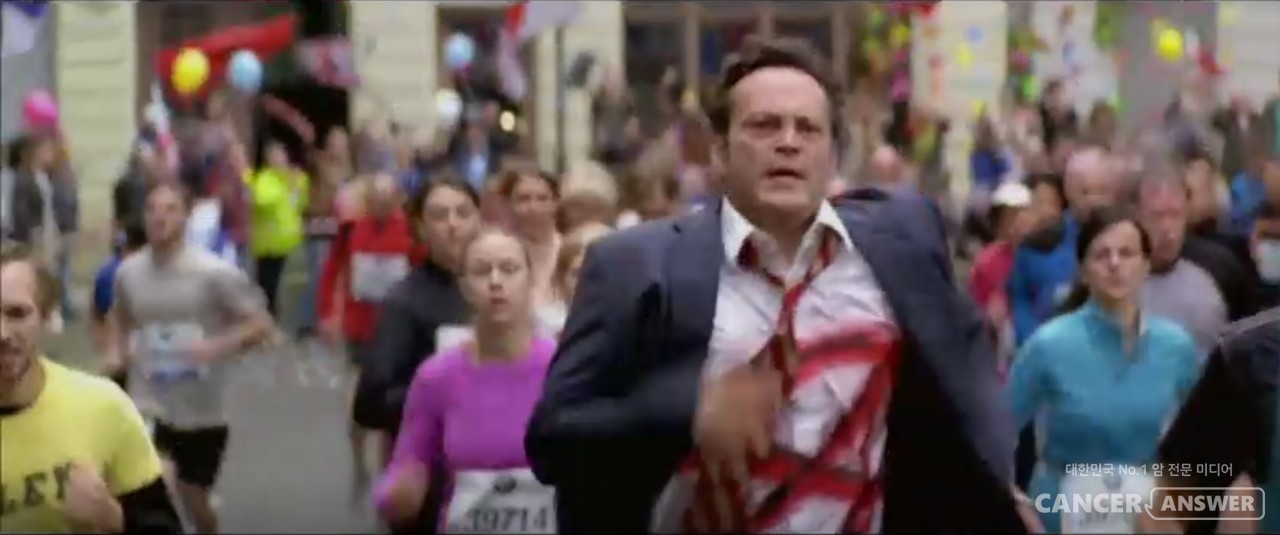 '많은 비즈니스맨들에게 위로를 주는 영화'라고 불리는 '언피니시드 비즈니스'의 주인공 댄은 우연히 마주친 베를린 마라톤 러너들 속으로 뛰어들어 개구장이 같은 달리기를 하면서 그가 이룬 성취를 자축한다. / imdb.com